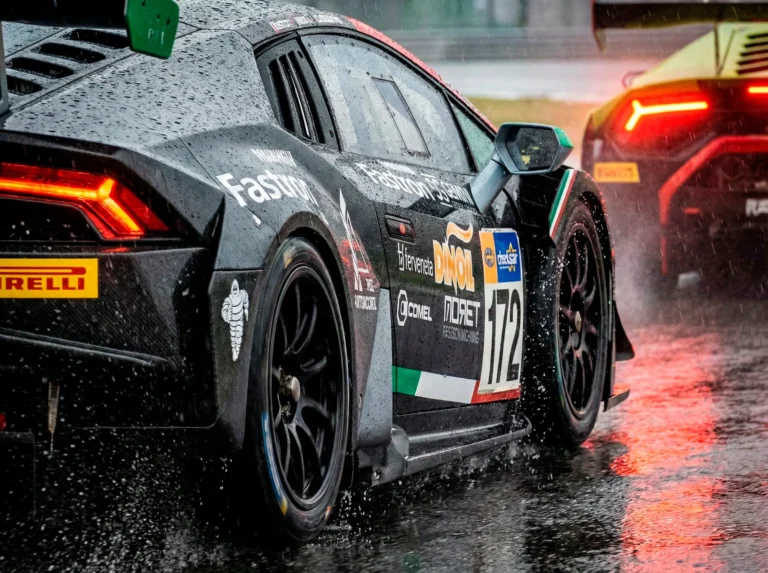Lamborghini DL Racing con logo Dinoil durante una gara in pista nella serie Motorvalley